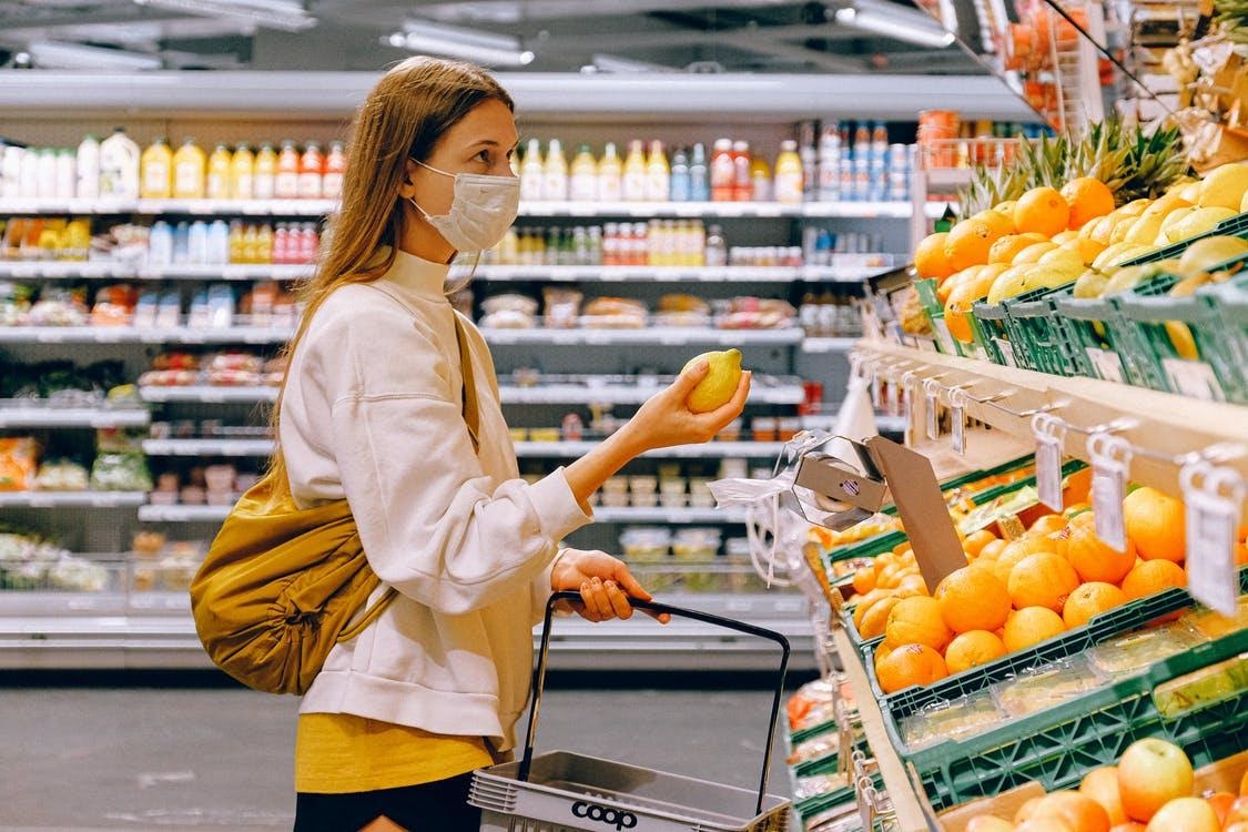 woman shopping in a super market during the covid pandemic